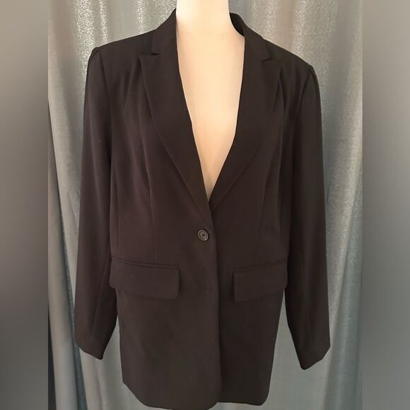 A new day blazer Navy Size L 2 buttons on front and 4 buttons on the sleeves. - Picture 1 of 7